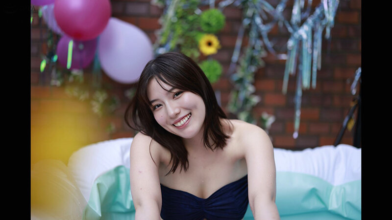 『えっ！ここでするんですか？？』『ちんちん入れないって言ってましたよね！？』同人監督にハメられて不本意性交をしてしまう 小鈴みかん 036