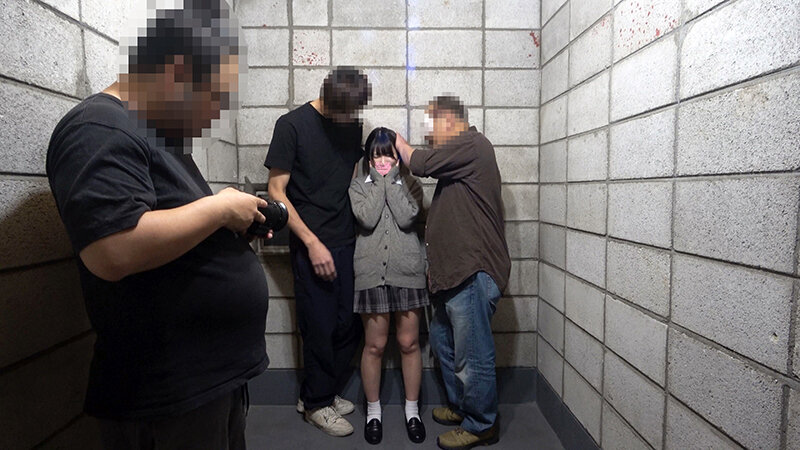 小さい女の子のワレメに中年男たちの極太をメリメリ挿入無邪気な笑顔が強張って虚無顔になった鬼ピストン6P乱交 016